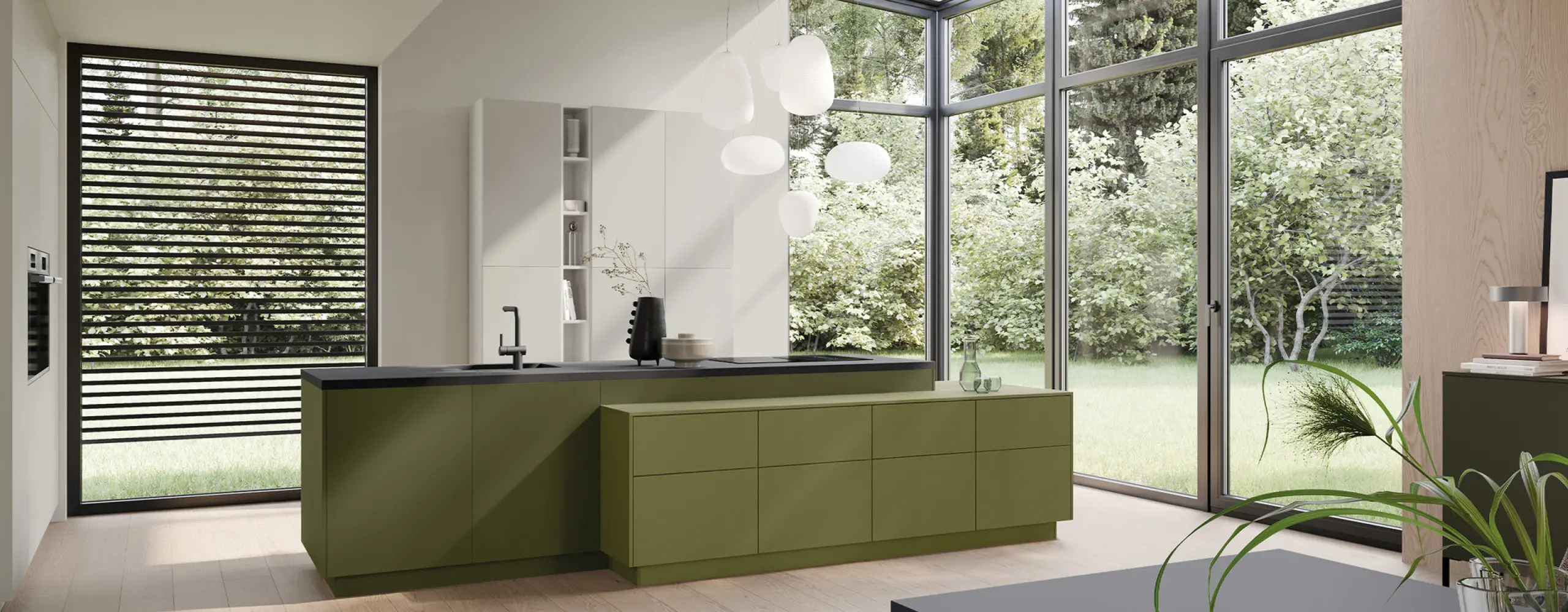 Zeitlose Küche in Olivgrün mit dunkler Arbeitsplatte und großen Glasfronten. Helles Licht, klare Linien und natürliche Materialien schaffen eine moderne und nachhaltige Wohnatmosphäre.